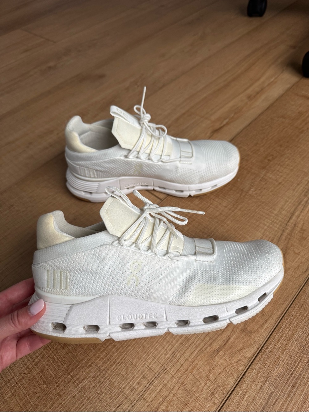 On Clouds off white sneakers - size 8.5